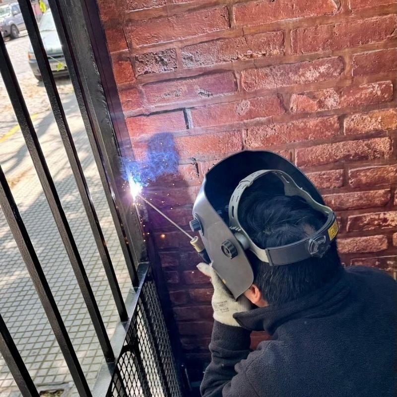 Cambio de bisagras en portón batiente de doble hoja. Reemplazo de bisagras para mejorar el movimiento y la estabilidad del portón batiente de doble hoja. Trabajo realizado por HERREELEC.